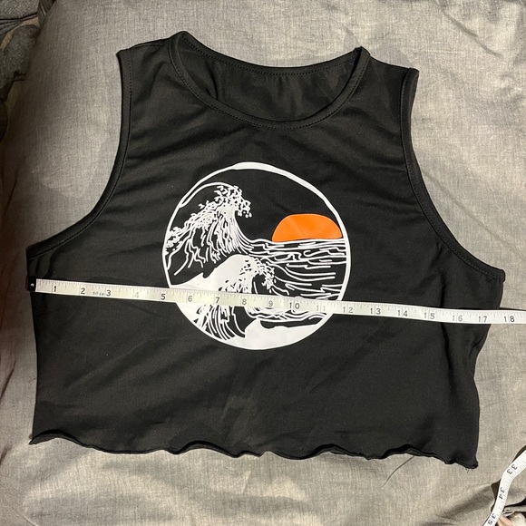 XL Women’s Graphic Tank - Picture 4 of 4
